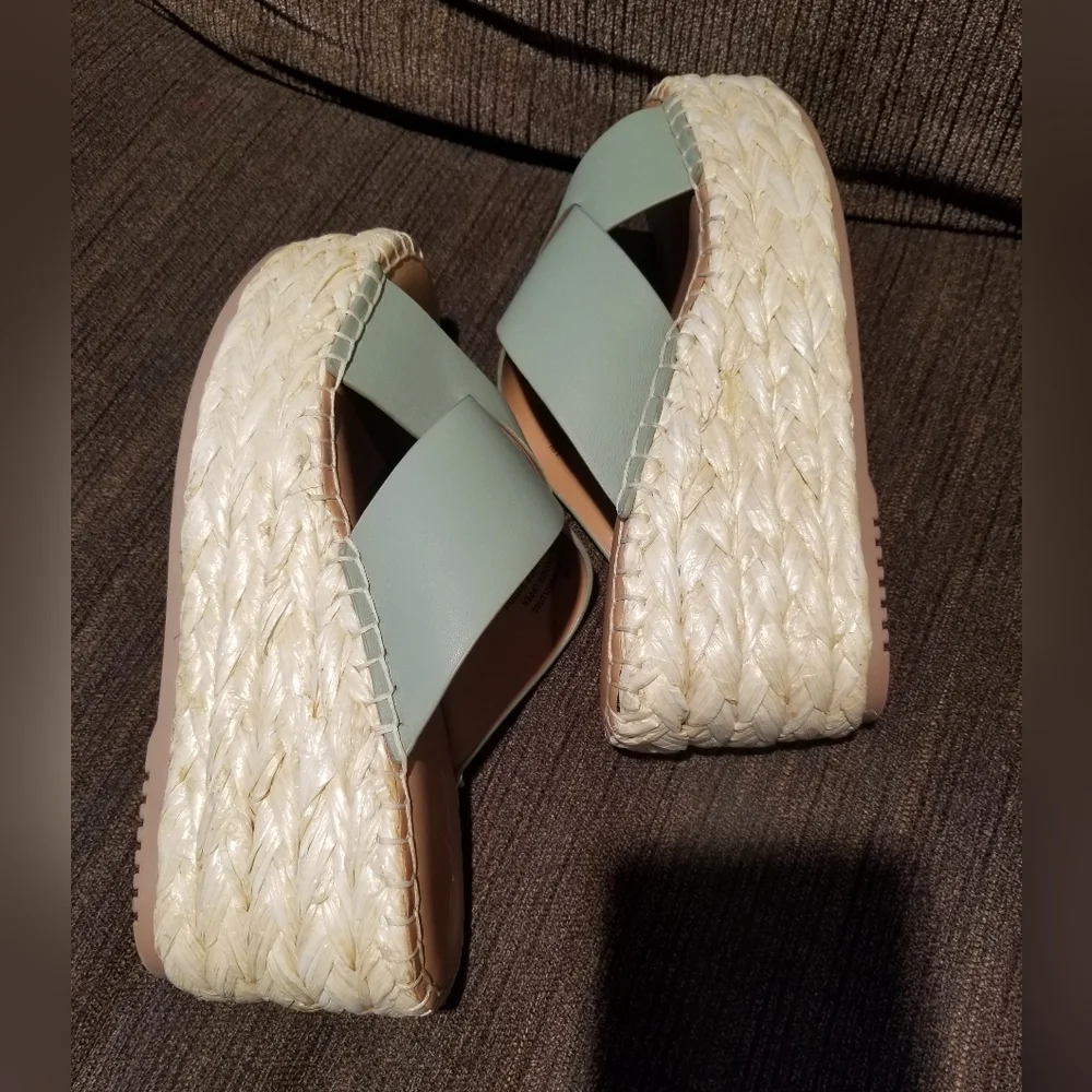 NWOT Splendid Luisa Women's 7.5M. Cross Strap Platforn Sandals Color Aqua Green